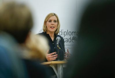 Am 24. November 2015 hielten Kunst -und Kulturminister Josef Ostermayer und Staatssekr&auml;terin Sonja Ste&szlig;l (im Bild) Gru&szlig;worte bei der Buchpr&auml;sentation &quot;Der Zukuntsfonds &Ouml;sterreich - Entstehung, Entwicklung und Bedeutung&quot; in der Diplomatischen Akademie Wien.