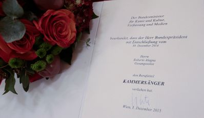 Am 1. Dezember 2015 &uuml;berreichte Kunst- und Kulturminister Josef Ostermayer in der Wiener Staatsoper die Urkunde, mit der Operntenor Roberto Alagna der Berufstitel Kammers&auml;nger verliehen wurde.