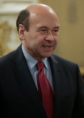 Am 1. Dezember 2015 &uuml;berreichte Kunst- und Kulturminister Josef Ostermayer in der Wiener Staatsoper die Urkunde, mit der Operntenor Roberto Alagna der Berufstitel Kammers&auml;nger verliehen wurde. Im Bild der Direktor der Wiener Staatsoper Dominique Meyer.