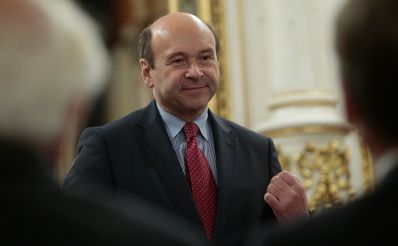 Am 1. Dezember 2015 &uuml;berreichte Kunst- und Kulturminister Josef Ostermayer in der Wiener Staatsoper die Urkunde, mit der Operntenor Roberto Alagna der Berufstitel Kammers&auml;nger verliehen wurde. Im Bild der Direktor der Wiener Staatsoper Dominique Meyer.