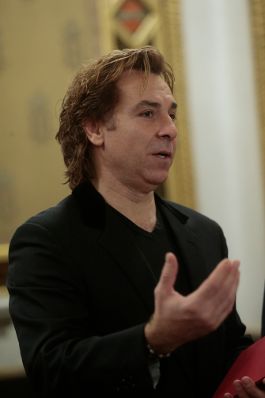 Am 1. Dezember 2015 &uuml;berreichte Kunst- und Kulturminister Josef Ostermayer in der Wiener Staatsoper die Urkunde, mit der Operntenor Roberto Alagna (im Bild) der Berufstitel Kammers&auml;nger verliehen wurde.