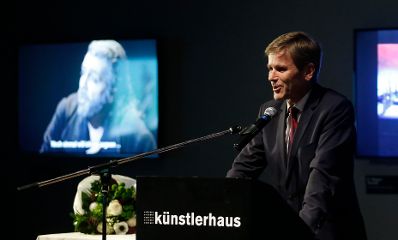 Am 10. Dezember 2015 &uuml;berreichte Kunst- und Kulturminister Josef Ostermayer (im Bild) das &ouml;sterreichische Ehrenkreuz f&uuml;r Wissenschaft und Kunst I. Klasse an Peter Stein.