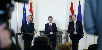 Am 10. Dezember 2015 gab Kunst- und Kulturminister Josef Ostermayer (m.) im Rahmen einer Pressekonferenz die Bestellung des neuen Gesch&auml;ftsf&uuml;hrers der Bundestheater-Holding Christian Kircher (r.) bekannt. Im Bild mit dem Vorsitzenden des Aufsichtsrates der Bundestheater-Holding Max Kothbauer (l.).