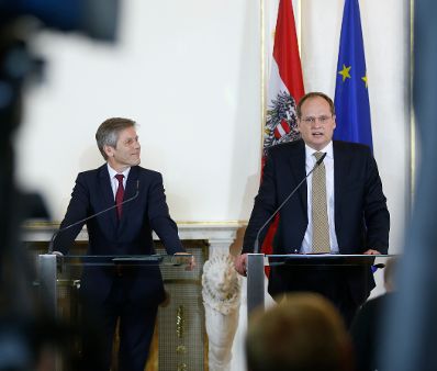 Am 10. Dezember 2015 gab Kunst- und Kulturminister Josef Ostermayer (l.) im Rahmen einer Pressekonferenz die Bestellung des neuen Gesch&auml;ftsf&uuml;hrers der Bundestheater-Holding Christian Kircher (r.) bekannt.