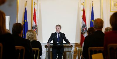 Am 18. Dezember 2015 &uuml;berreichte Kunst- und Kulturminister Josef Ostermayer (im Bild) die Urkunde, mit der Albertina-Direktor Klaus Albrecht Schr&ouml;der der Berufstitel Professor verliehen wurde.