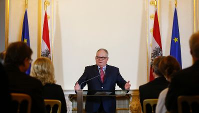 Am 18. Dezember 2015 &uuml;berreichte Kunst- und Kulturminister Josef Ostermayer die Urkunde, mit der Albertina-Direktor Klaus Albrecht Schr&ouml;der der Berufstitel Professor verliehen wurde. Im Bild der Laudator Christian Konrad.