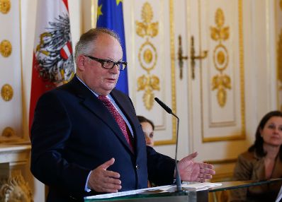 Am 18. Dezember 2015 &uuml;berreichte Kunst- und Kulturminister Josef Ostermayer die Urkunde, mit der Albertina-Direktor Klaus Albrecht Schr&ouml;der der Berufstitel Professor verliehen wurde. Im Bild der Laudator Christian Konrad.