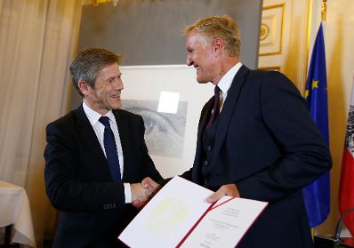 Am 18. Dezember 2015 &uuml;berreichte Kunst- und Kulturminister Josef Ostermayer (l.) die Urkunde, mit der Albertina-Direktor Klaus Albrecht Schr&ouml;der (r.) der Berufstitel Professor verliehen wurde.