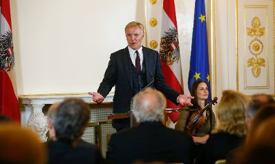 Am 18. Dezember 2015 &uuml;berreichte Kunst- und Kulturminister Josef Ostermayer die Urkunde, mit der Albertina-Direktor Klaus Albrecht Schr&ouml;der (im Bild) der Berufstitel Professor verliehen wurde.