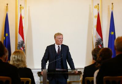 Am 18. Dezember 2015 &uuml;berreichte Kunst- und Kulturminister Josef Ostermayer die Urkunde, mit der Albertina-Direktor Klaus Albrecht Schr&ouml;der (im Bild) der Berufstitel Professor verliehen wurde.