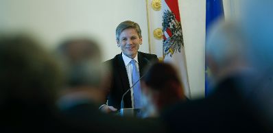 Am 10. Februar 2016 fand im Bundeskanzleramt die &Uuml;berreichung von Ehrenzeichen durch Kunst- und Kulturminister Josef Ostermayer (im Bild) statt.