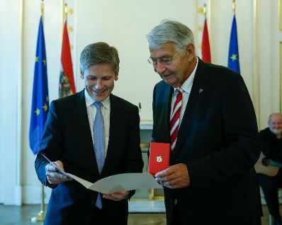 Am 10. Februar 2016 &uuml;berreichte Kunst- und Kulturminister Josef Ostermayer (l.) das Goldenen Ehrenzeichen f&uuml;r Verdienste um die Republik &Ouml;sterreich an Gerhard Kastelic (r.).