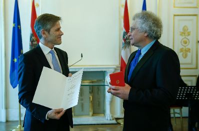 Am 10. Februar 2016 &uuml;berreichte Kunst- und Kulturminister Josef Ostermayer (l.) das Silberne Verdienstzeichen der Republik &Ouml;sterreich an Irma Trksak. Im Bild mit dem Sohn Ludwig Trksak (r.) der die Ehrung stellvertretend entgegen nahm.