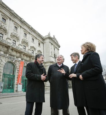 Am 8. Februar 2016 fand der symbolische Spatenstich f&uuml;r das neue Weltmuseum Wien statt. Im Bild Kunst- und Kulturminister Josef Ostermayer (m.r.) mit der Generaldirektorin des Kunsthistorischen Museums Sabine Haag (r.), dem Direktor des Weltmuseum Wien Steven Engelsman (m.l.) und Burghauptmann Reinhold Sahl (l.).