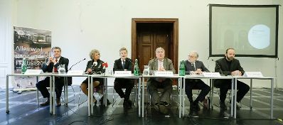 Am 8. Februar 2016 fand anl&auml;sslich des symbolischen Spatenstichs f&uuml;r das neue Weltmuseum Wien eine Pressekonferenz statt. Im Bild (v.l.n.r.) Burghauptmann Reinhold Sahl, Generaldirektorin des Kunsthistorischen Museums Sabine Haag, Kunst- und Kulturminister Josef Ostermayer, Direktor des Weltmuseum Wien Steven Engelsman und die Architekten Ralph Appelbaum und Thomas Bernatzky.