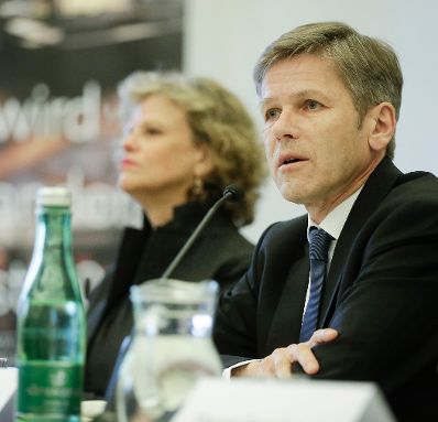 Am 8. Februar 2016 fand anl&auml;sslich des symbolischen Spatenstichs f&uuml;r das neue Weltmuseum Wien eine Pressekonferenz statt. Im Bild Kunst- und Kulturminister Josef Ostermayer (r.) mit der Generaldirektorin des Kunsthistorischen Museums Sabine Haag (l.).