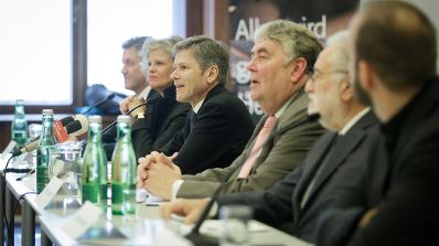 Am 8. Februar 2016 fand anl&auml;sslich des symbolischen Spatenstichs f&uuml;r das neue Weltmuseum Wien eine Pressekonferenz statt. Im Bild (v.l.n.r.) Burghauptmann Reinhold Sahl, Generaldirektorin des Kunsthistorischen Museums Sabine Haag, Kunst- und Kulturminister Josef Ostermayer, Direktor des Weltmuseum Wien Steven Engelsman und die Architekten Ralph Appelbaum und Thomas Bernatzky.