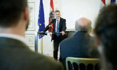 Am 13. J&auml;nner 2016 &uuml;berreichte Kunst- und Kulturminister Josef Ostermayer (im Bild) die Urkunde, mit der Johannes Fischer der Berufstitel Professor verliehen wurde.