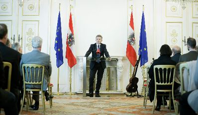 Am 13. J&auml;nner 2016 &uuml;berreichte Kunst- und Kulturminister Josef Ostermayer (im Bild) die Urkunde, mit der Johannes Fischer der Berufstitel Professor verliehen wurde.