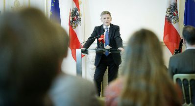 Am 13. J&auml;nner 2016 &uuml;berreichte Kunst- und Kulturminister Josef Ostermayer (im Bild) die Urkunde, mit der Johannes Fischer der Berufstitel Professor verliehen wurde.