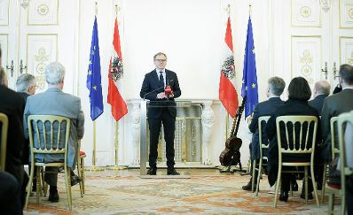 Am 13. J&auml;nner 2016 &uuml;berreichte Kunst- und Kulturminister Josef Ostermayer die Urkunde, mit der Johannes Fischer der Berufstitel Professor verliehen wurde. Im Bild der Laudator Armin Wolf.