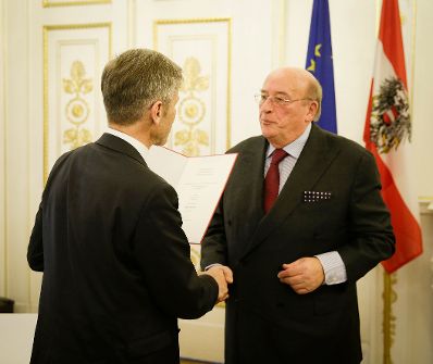 Am 13. J&auml;nner 2016 &uuml;berreichte Kunst- und Kulturminister Josef Ostermayer (l.) die Urkunde, mit der Johannes Fischer (r.) der Berufstitel Professor verliehen wurde.