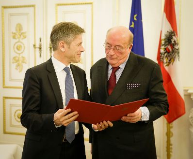 Am 13. J&auml;nner 2016 &uuml;berreichte Kunst- und Kulturminister Josef Ostermayer (l.) die Urkunde, mit der Johannes Fischer (r.) der Berufstitel Professor verliehen wurde.
