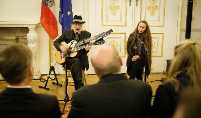Am 13. J&auml;nner 2016 &uuml;berreichte Kunst- und Kulturminister Josef Ostermayer die Urkunde, mit der Johannes Fischer der Berufstitel Professor verliehen wurde.