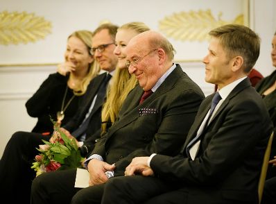 Am 13. J&auml;nner 2016 &uuml;berreichte Kunst- und Kulturminister Josef Ostermayer (r.) die Urkunde, mit der Johannes Fischer (2.v.r.) der Berufstitel Professor verliehen wurde.