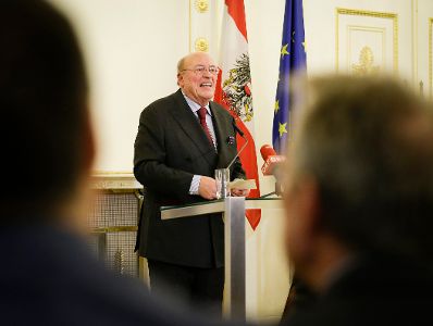 Am 13. J&auml;nner 2016 &uuml;berreichte Kunst- und Kulturminister Josef Ostermayer die Urkunde, mit der Johannes Fischer (im Bild) der Berufstitel Professor verliehen wurde.