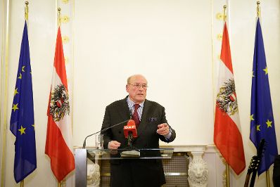 Am 13. J&auml;nner 2016 &uuml;berreichte Kunst- und Kulturminister Josef Ostermayer die Urkunde, mit der Johannes Fischer (im Bild) der Berufstitel Professor verliehen wurde.