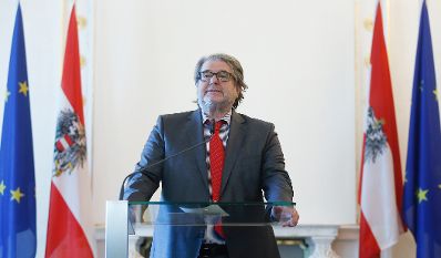 Am 19. J&auml;nner 2016 &uuml;berreichte Kunst- und Kulturminister Josef Ostermayer das &ouml;sterreichische Ehrenkreuz f&uuml;r Wissenschaft und Kunst I. Klasse an Alfred Komarek. Im Bild Laudator Erwin Steinhauer.