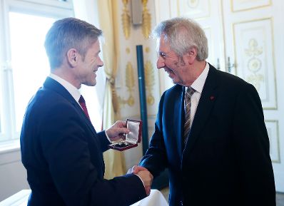 Am 19. J&auml;nner 2016 &uuml;berreichte Kunst- und Kulturminister Josef Ostermayer (l.) das &ouml;sterreichische Ehrenkreuz f&uuml;r Wissenschaft und Kunst I. Klasse an Alfred Komarek (r.).