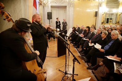 Am 27. J&auml;nner 2016 fand die &Uuml;berreichung des &Ouml;sterreichischen Kunstpreises 2015 durch Bundespr&auml;sident Heinz Fischer und Kunst- und Kulturminister Josef Ostermayer in der Pr&auml;sidentschaftskanzlei statt.