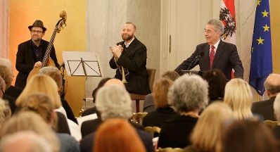 Am 27. J&auml;nner 2016 fand die &Uuml;berreichung des &Ouml;sterreichischen Kunstpreises 2015 durch Bundespr&auml;sident Heinz Fischer (r.) und Kunst- und Kulturminister Josef Ostermayer in der Pr&auml;sidentschaftskanzlei statt.