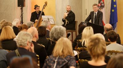 Am 27. J&auml;nner 2016 fand die &Uuml;berreichung des &Ouml;sterreichischen Kunstpreises 2015 durch Bundespr&auml;sident Heinz Fischer und Kunst- und Kulturminister Josef Ostermayer (r.) in der Pr&auml;sidentschaftskanzlei statt.