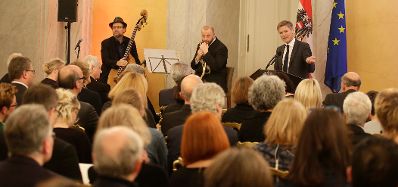 Am 27. J&auml;nner 2016 fand die &Uuml;berreichung des &Ouml;sterreichischen Kunstpreises 2015 durch Bundespr&auml;sident Heinz Fischer und Kunst- und Kulturminister Josef Ostermayer (r.) in der Pr&auml;sidentschaftskanzlei statt.