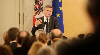 Am 27. J&auml;nner 2016 fand die &Uuml;berreichung des &Ouml;sterreichischen Kunstpreises 2015 durch Bundespr&auml;sident Heinz Fischer und Kunst- und Kulturminister Josef Ostermayer (im Bild) in der Pr&auml;sidentschaftskanzlei statt.