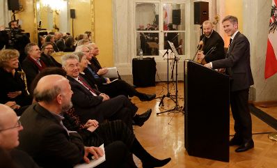 Am 27. J&auml;nner 2016 fand die &Uuml;berreichung des &Ouml;sterreichischen Kunstpreises 2015 durch Bundespr&auml;sident Heinz Fischer und Kunst- und Kulturminister Josef Ostermayer (r.) in der Pr&auml;sidentschaftskanzlei statt.