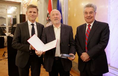 Am 27. J&auml;nner 2016 fand die &Uuml;berreichung des &Ouml;sterreichischen Kunstpreises 2015 durch Bundespr&auml;sident Heinz Fischer (r.) und Kunst- und Kulturminister Josef Ostermayer (l.) in der Pr&auml;sidentschaftskanzlei statt. Im Bild mit Hans Scheugl (m.).