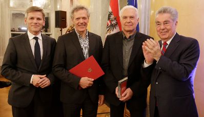 Am 27. J&auml;nner 2016 fand die &Uuml;berreichung des &Ouml;sterreichischen Kunstpreises 2015 durch Bundespr&auml;sident Heinz Fischer (r.) und Kunst- und Kulturminister Josef Ostermayer (l.) in der Pr&auml;sidentschaftskanzlei statt. Im Bild mit Karl Posch (m.l.) und Wolfgang Pollanz (m.r.) vom Verein "K&uuml;rbis Wies".