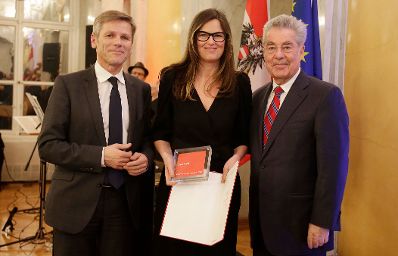 Am 27. J&auml;nner 2016 fand die &Uuml;berreichung des &Ouml;sterreichischen Kunstpreises 2015 durch Bundespr&auml;sident Heinz Fischer (r.) und Kunst- und Kulturminister Josef Ostermayer (l.) in der Pr&auml;sidentschaftskanzlei statt. Im Bild mit Anita Witek (m.).