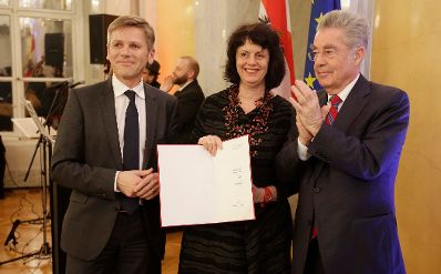 Am 27. J&auml;nner 2016 fand die &Uuml;berreichung des &Ouml;sterreichischen Kunstpreises 2015 durch Bundespr&auml;sident Heinz Fischer (r.) und Kunst- und Kulturminister Josef Ostermayer (l.) in der Pr&auml;sidentschaftskanzlei statt. Im Bild mit Evelyn Schlag (m.).