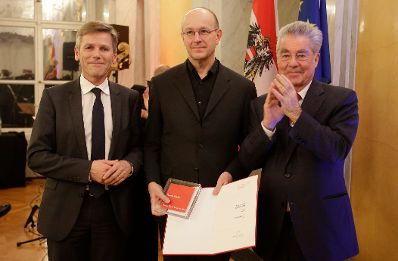 Am 27. J&auml;nner 2016 fand die &Uuml;berreichung des &Ouml;sterreichischen Kunstpreises 2015 durch Bundespr&auml;sident Heinz Fischer (r.) und Kunst- und Kulturminister Josef Ostermayer (l.) in der Pr&auml;sidentschaftskanzlei statt. Im Bild mit Thomas Larcher (m.).