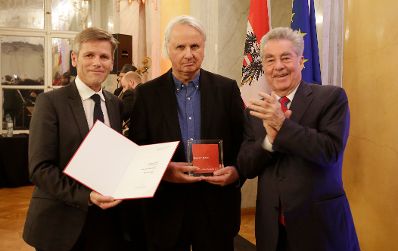 Am 27. J&auml;nner 2016 fand die &Uuml;berreichung des &Ouml;sterreichischen Kunstpreises 2015 durch Bundespr&auml;sident Heinz Fischer (r.) und Kunst- und Kulturminister Josef Ostermayer (l.) in der Pr&auml;sidentschaftskanzlei statt. Im Bild mit Bernhard Leitner (m.).