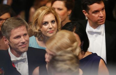 Am 4. Februar 2016 besuchte Kanzleramtsminister Josef Ostermayer (l.) den Wiener Opernball. Im Bild mit Staatssekret&auml;rin Sonja Ste&szlig;l (m.).