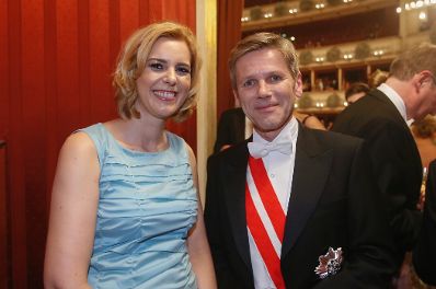 Am 4. Februar 2016 besuchte Kanzleramtsminister Josef Ostermayer (r.) den Wiener Opernball. Im Bild mit Staatssekret&auml;rin Sonja Ste&szlig;l (l.).
