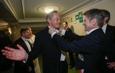 Am 4. Februar 2016 besuchte Kanzleramtsminister Josef Ostermayer (r.) den Wiener Opernball.