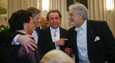 Am 4. Februar 2016 besuchte Kanzleramtsminister Josef Ostermayer (m.l.) den Wiener Opernball. Im Bild mit Kammers&auml;nger Pl&aacute;cido Domingo (r.), Pianist Rudolf Buchbinder (m.r.) und Inge Buchbinder (l.).