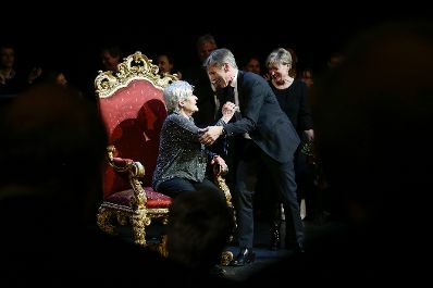 Am 8. Februar 2016 besuchte Kunst- und Kulturminister Josef Ostermayer (m.) die Festvorstellung "Neunundsiebzig plus eins" anl&auml;sslich Elisabeth Orths (l.) Geburtstag im Akademietheater. Im Bild mit Burgtheater-Direktorin Karin Bergmann (r.).